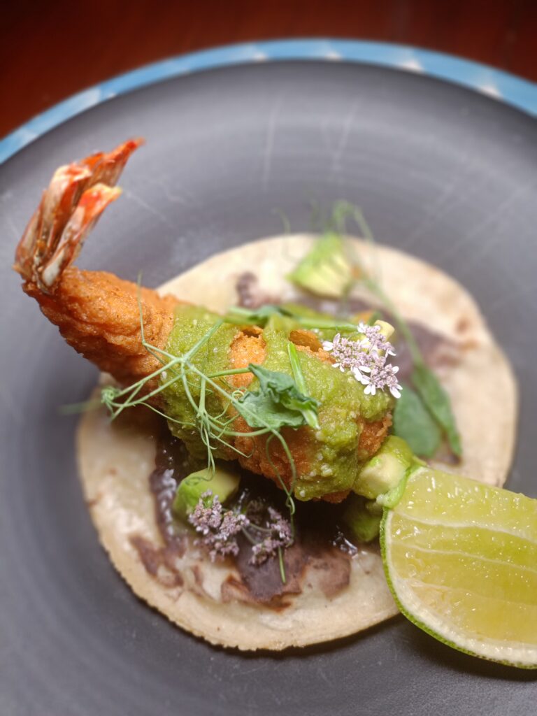 Taco de camarón en hueva de lisa