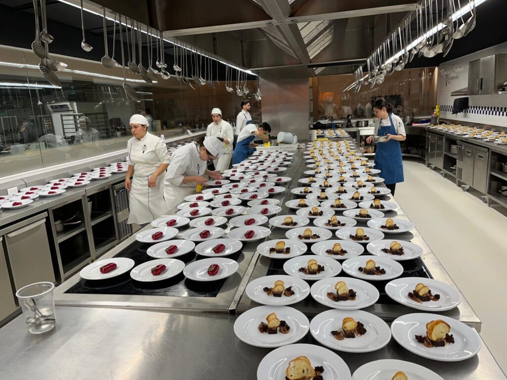 La preparación de los postres de Cuina